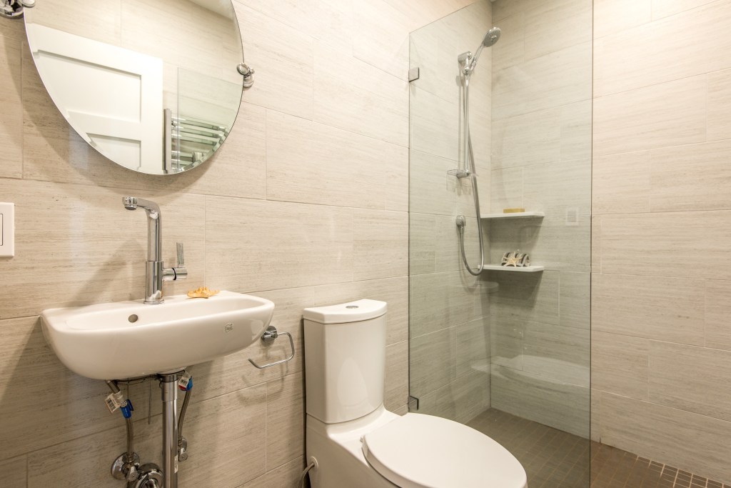 1429133729_015_Bathroom