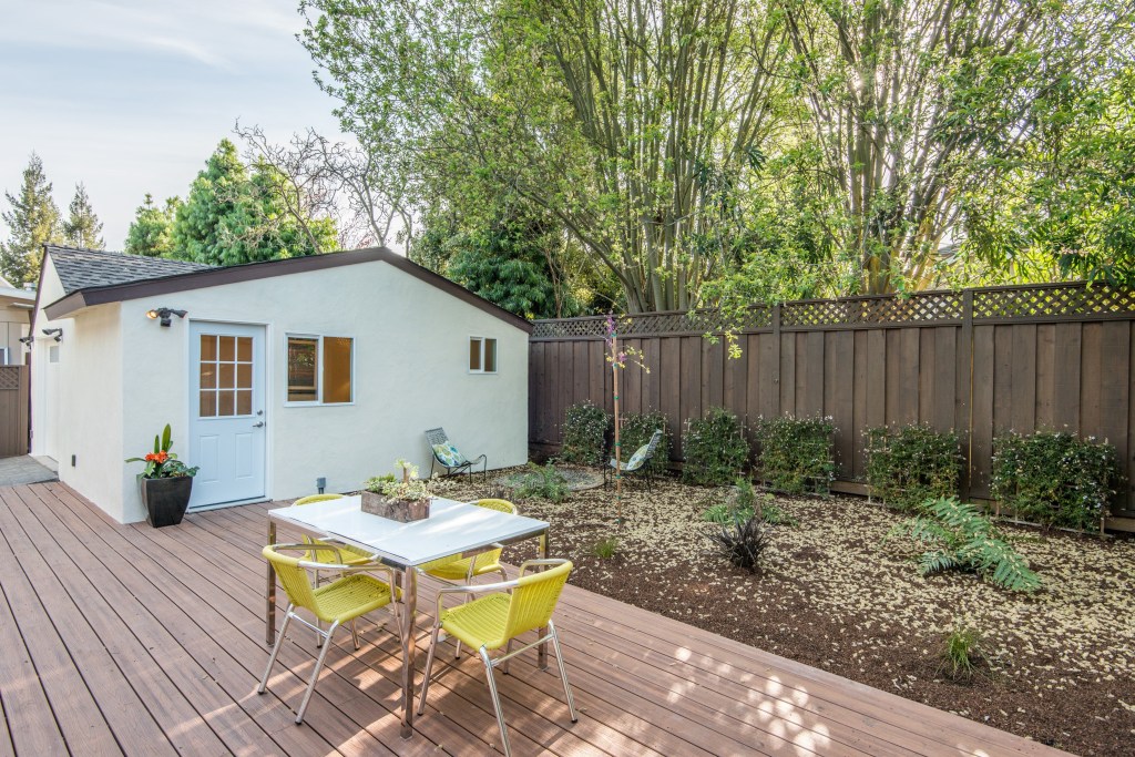 1429133732_024_Backyard